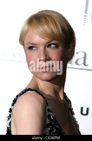 Renee Zellweger (porte une robe par Carolina Herrera) au niveau des arrivées de l'ombre à la Premiere, Loews Lincoln Square Theatre, New York, NY, le 1 juin 2005. Photo par : Rob riche/Everett Collection Banque D'Images