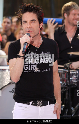 Patrick Monahan sur scène pour NBC Today Show de concert avec le train, Rockefeller Plaza, New York, NY, le 6 août 2010. Photo par : Rob Kim/Everett Collection Banque D'Images