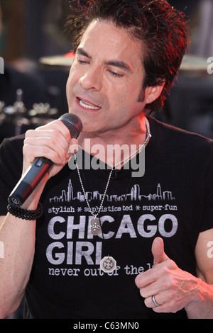 Patrick Monahan sur scène pour NBC Today Show de concert avec le train, Rockefeller Plaza, New York, NY, le 6 août 2010. Photo par : Rob Kim/Everett Collection Banque D'Images