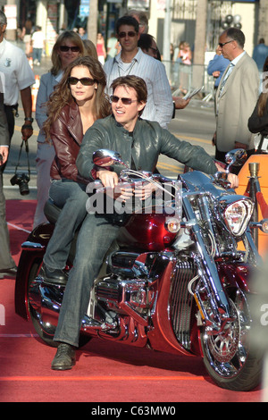 Tom Cruise, Katie Holmes, arrivés pour la Guerre des Mondes Premiere, le Grauman's Chinese Theatre, Los Angeles, CA, le 27 juin 2005. Banque D'Images