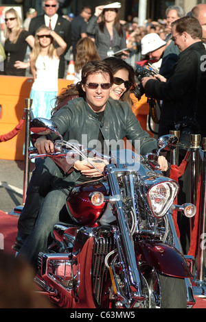 Tom Cruise, Katie Holmes, arrivés pour la Guerre des Mondes Premiere, le Grauman's Chinese Theatre, Los Angeles, CA, le 27 juin 2005. Banque D'Images