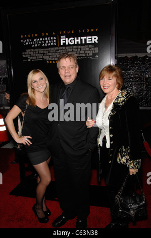 Chelsea Hamill, Mark Hamill, Mary Lou à Hamill arrivés pour la première chasse, le Grauman's Chinese Theatre, Los Angeles, CA le 6 décembre 2010. Photo par : Michael Germana/Everett Collection Banque D'Images