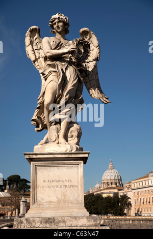 Angel par Bernini sur le pont Ponte Sant'Angelo et la Basilique de Saint Pierre à Rome, Latium, Italie, Europe Banque D'Images