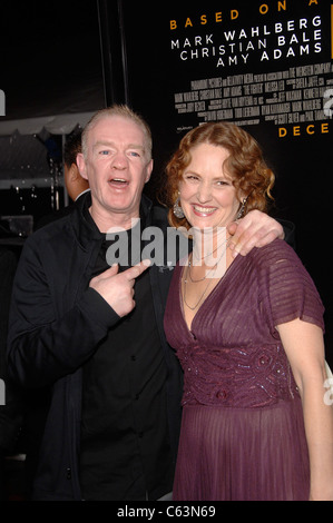 Dicky Ecklund, Melissa Leo aux arrivées pour la première chasse, le Grauman's Chinese Theatre, Los Angeles, CA le 6 décembre 2010. Photo par : Michael Germana/Everett Collection Banque D'Images