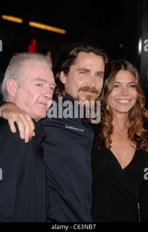 Dicky Ecklund, Christian Bale, Sibi à Blasic arrivés pour la première chasse, le Grauman's Chinese Theatre, Los Angeles, CA le 6 décembre 2010. Photo par : Michael Germana/Everett Collection Banque D'Images