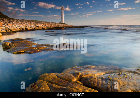 Seascape avec phare et d'une exposition longue Banque D'Images