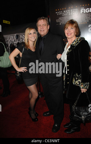 Mark Hamill, famille à arrivés pour la première chasse, le Grauman's Chinese Theatre, Los Angeles, CA le 6 décembre 2010. Photo par : Elizabeth Goodenough/Everett Collection Banque D'Images