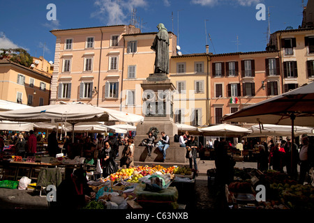 Monument à philosophe Giordano Bruno, et le marché du Campo de Fiori à Rome, Italie Banque D'Images