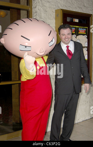 Stewie Griffin, Seth MacFarlane au pour des arrivées du FAMILY GUY STEWIE GRIFFIN : the untold story DVD Parti, Mann's National Theatre, Los Angeles, CA, le 27 septembre 2005. Photo par : Michael Germana/Everett Collection Banque D'Images