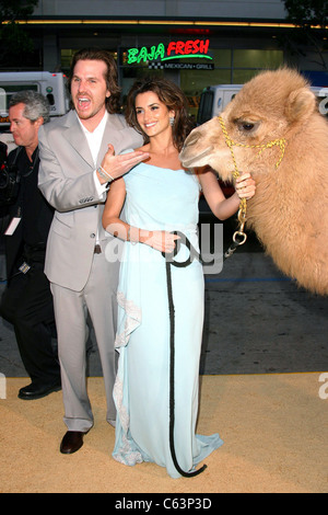 Breck Eisner, Penelope Cruz, arrivées à chameau pour SAHARA Premiere, le Grauman's Chinese Theatre, Los Angeles, CA, 04 avril 2005. Banque D'Images