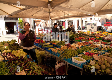 Les fruits et légumes sur le marché sur le Campo de Fiori à Rome, Italie Banque D'Images