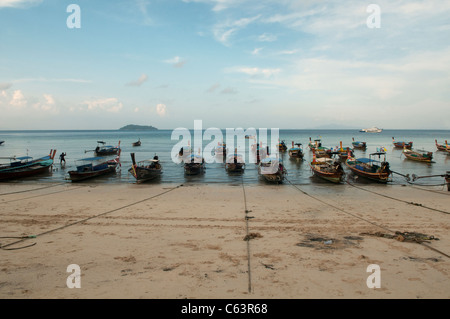 Bateaux ancrés sur Laem Tong Beach sur l'île de Koh Phi Phi, Thaïlande Banque D'Images