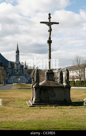 Lourdes en hiver : Basilique de l'Immaculée Conception, sanctuaire de Lourdes. Banque D'Images