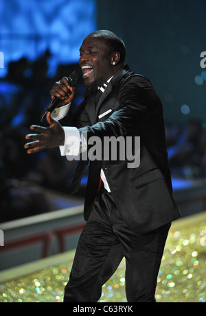 Akon sur la piste pour le Victoria's Secret Fashion Show - Piste, Lexington Armory, New York, NY Le 10 novembre 2010. Photo par : Banque D'Images