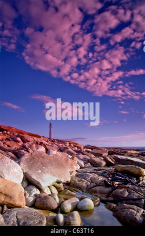 Seascape avec phare et d'une exposition longue Banque D'Images