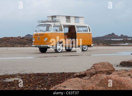Volkswagen VW Bay window Devon camper van classic moteur arrière refroidi par air van de pop up plage soulevée toit orange blanc porte coulissante Banque D'Images
