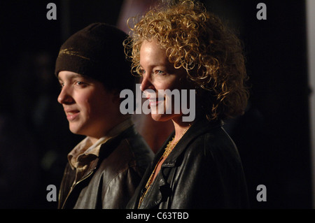 Amy Irving et son fils Gabriel aux arrivées pour THE ARISTOCRATS Premiere par Universal Pictures, le Ziegfeld Theatre, New York, NY, le 30 octobre 2005. Photo par : Brad Barket/Everett Collection Banque D'Images