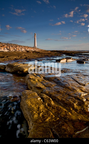 Seascape avec phare et d'une exposition longue Banque D'Images