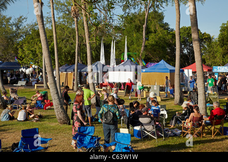 Les gens pique-niquant à Mindil Beach Sunset Market, Darwin, Territoire du Nord, Australie Banque D'Images