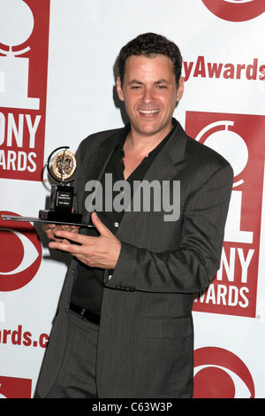 Adam Guettel dans la salle de presse pour l'American Theatre Wing's Antoinette Perry 2005 Tony Awards, le Rainbow Room, New York, NY, 05 juin 2005. Photo par : Rob riche/Everett Collection Banque D'Images