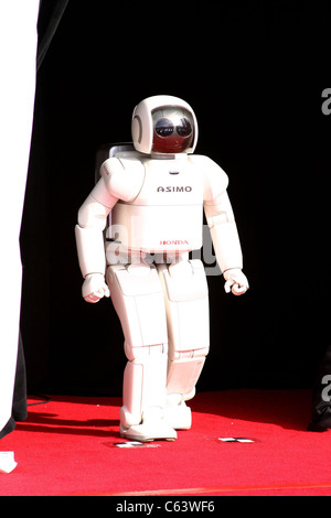 Asimo de Honda au niveau des arrivées pour robots Premiere, Mann Village Theatre, Westwood, CA, le 6 mars 2005. Photo par : Effie Naddel/Everett Collection Banque D'Images