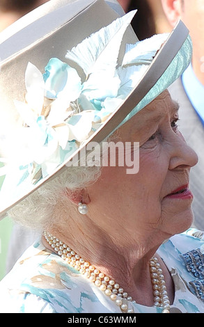 La reine Elizabeth II en présence de la reine Elizabeth II visite Ground Zero en hommage aux victimes du 11 septembre, le site du World Trade Center dans le centre-ville de Manhattan, New York, NY 6 juillet 2010. Photo par : Kristin Callahan/Everett Collection Banque D'Images