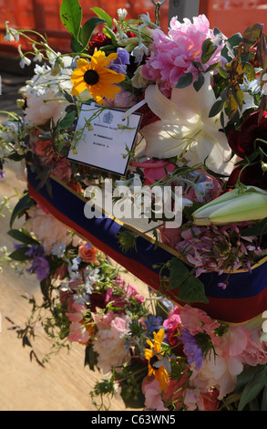 Arrangement floral Memorial présente à la reine Elizabeth II visite Ground Zero en hommage aux victimes du 11 septembre, le site du World Trade Center dans le centre-ville de Manhattan, New York, NY 6 juillet 2010. Photo par : Kristin Callahan/Everett Collection Banque D'Images