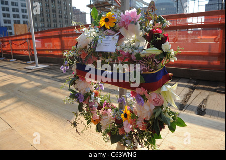 Arrangement floral Memorial présente à la reine Elizabeth II visite Ground Zero en hommage aux victimes du 11 septembre, le site du World Trade Center dans le centre-ville de Manhattan, New York, NY 6 juillet 2010. Photo par : Kristin Callahan/Everett Collection Banque D'Images