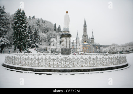 Lourdes en hiver : Basilique de l'Immaculée Conception, sanctuaire de Lourdes. Banque D'Images