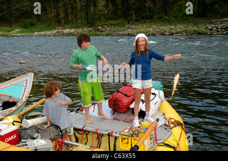 Les enfants attraper des poissons au cours de river rafting sur la principale rivière à saumons Idaho avec O.A.R.S. Banque D'Images