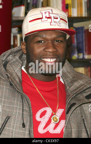 50 100 à l'apparence en magasin pour le rappeur 50 Cent lance G-Unit Books Mentions Légales avec MTV/portefeuille, les frontières à Columbus Circle Time Warner Center, New York, NY, 04 janvier 2007. Photo par : Gretchen Walker/Everett Collection Banque D'Images