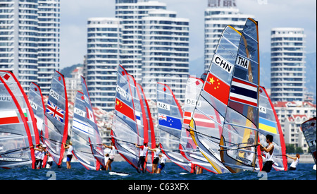 Aug 11 2008, Qingdao, Chine, les concurrents du Centre olympique de voile de Qingdao pendant les Jeux Olympiques de Beijing. sur emplacement pour Aug 11 - Partie 2, l'Été de Beijing 2008 Jeux Olympiques, Asie, Beijing, Chine, 11 août 2008. Photo par : Top Photo/Courtesy Everett Coll/USA L'HOMME SEULEMENT Banque D'Images