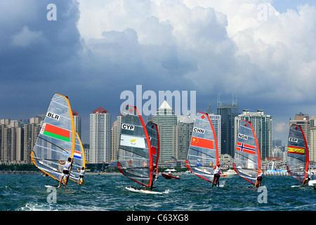 Aug 11 2008, Qingdao, Chine, les concurrents du Centre olympique de voile de Qingdao pendant les Jeux Olympiques de Beijing. sur emplacement pour Aug 11 - Partie 2, l'Été de Beijing 2008 Jeux Olympiques, Asie, Beijing, Chine, 11 août 2008. Photo par : Top Photo/Courtesy Everett Coll/USA L'HOMME SEULEMENT Banque D'Images