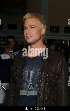 Brad Pitt aux arrivées de M. et Mme Smith Premiere, Mann Village Theatre, Los Angeles, CA, Juin 07, 2005. Photo par : Tony Gonzalez/Everett Collection Banque D'Images