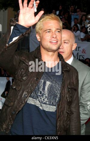 Brad Pitt aux arrivées de M. et Mme Smith Premiere, Mann Village Theatre, Los Angeles, CA, Juin 07, 2005. Photo par : Tony Gonzalez/Everett Collection Banque D'Images