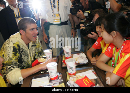 Michael Phelps, le nageur américain doué qui gagne 8 médailles d'or aux Jeux Olympiques,communique avec plus de 40 champions olympiques 'petit' acclamer dans et hors de Chine et partage la joie de la victoire avec eux dans le Parc olympique de Beijing,china restaurant, sur août 18,2008, Photo par : Top Photo/Courtesy Everett Coll/USA L'HOMME SEULEMENT Banque D'Images