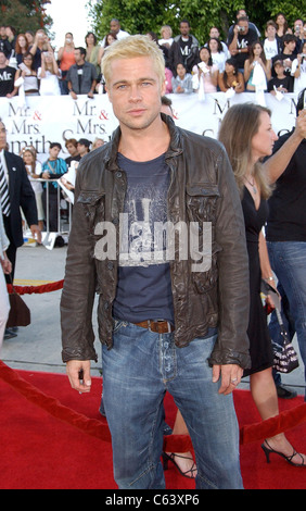 Brad Pitt aux arrivées de M. et Mme Smith Premiere, Mann Village Theatre, Los Angeles, CA, Juin 07, 2005. Photo par : John Hayes/Everett Collection Banque D'Images