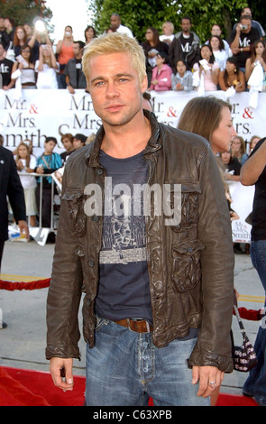 Brad Pitt aux arrivées de M. et Mme Smith Premiere, Mann Village Theatre, Los Angeles, CA, Juin 07, 2005. Photo par : John Hayes/Everett Collection Banque D'Images