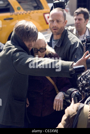 Lauren Bacall, son fils Sam Robards (à droite) Arrivée à Lenox Hill Hospital, à New York, où l'actrice Natasha Richardson, a été traité pour une blessure grave à la tête subies dans un accident de ski à Montréal, Canada. Natasha Richardson a succombé à ses blessures et a été retiré de l'appui de la vie. Elle est décédée le mercredi 18 mars 2009. Lenox Hill Hospital, de l'Upper East Side, New York City, NY Le 18 mars 2009. Photo par : Michaël Jankelowitz Ari/Everett Collection Banque D'Images