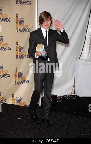 Zac Efron aux arrivées de 2009 MTV Movie Awards - SALLE DE PRESSE, Gibson Amphitheatre d'Universal City/Marche, Los Angeles, CA le 31 mai 2009. Photo par : Michael Germana/Everett Collection Banque D'Images