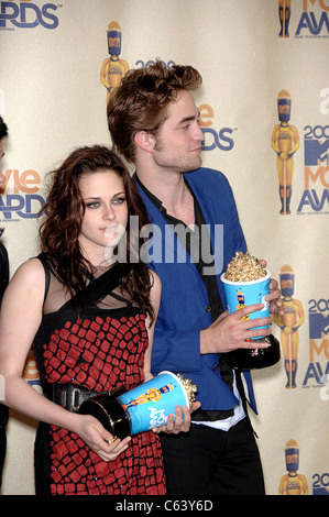 Kristen Stewart, Robert Pattinson aux arrivées de 2009 MTV Movie Awards - SALLE DE PRESSE, Gibson Amphitheatre d'Universal City/Marche, Los Angeles, CA le 31 mai 2009. Photo par : Michael Germana/Everett Collection Banque D'Images