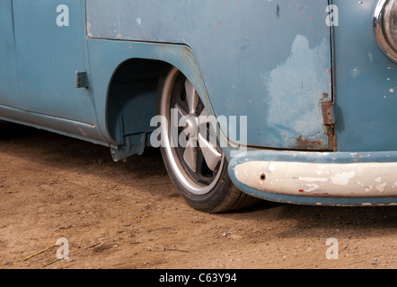 1951 Volkswagen VW van porte de grange, abaissé claquée look rat de l'essieu avant à faisceau étroit Fuch alloy wheel detail Banque D'Images
