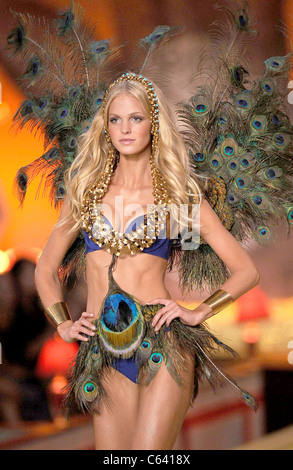 Erin Heatherton présents pour le Victoria's Secret Fashion Show - Piste, Lexington Armory, New York, NY Le 10 novembre 2010. Photo par : Kristin Callahan/Everett Collection Banque D'Images