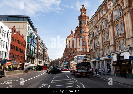 Brompton Road, Knightsbridge Londres - tour bus - taxi - Harrods Banque D'Images