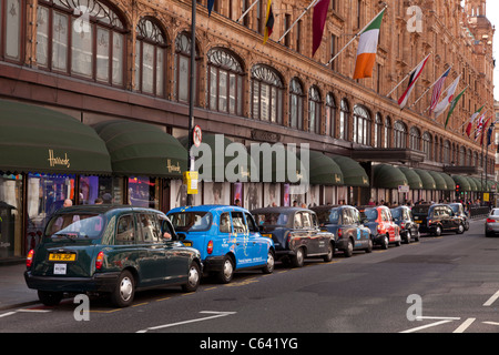 Des taxis attendent devant Harrods à Londres Banque D'Images