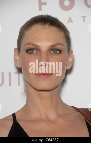 Angela Lindvall aux arrivées pour quelque part Premiere, Arclight Hollywood, Los Angeles, CA le 7 décembre 2010. Photo par : Michael Germana/Everett Collection Banque D'Images