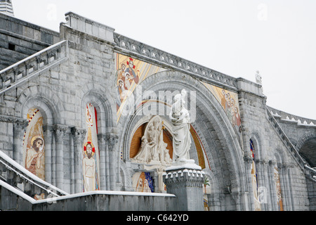 Lourdes en hiver : basilique du Rosaire, sanctuaire de Lourdes. Banque D'Images