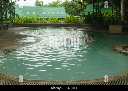 Se détendre dans un thermique hot springs de Sankamphaeng, Chiang Mai, Thaïlande Banque D'Images