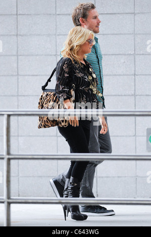 Jessica Simpson, Eric Johnson, entre l'aéroport international John F. Kennedy dehors et environ pour la célébrité CANDIDS - VENDREDI , New York, NY Le 10 septembre 2010. Photo par : Ray Tamarra/Everett Collection Banque D'Images