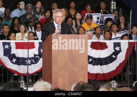 Le sénateur du Nevada Harry Reid participeront à un compte à rebours jusqu'à la victoire, rallye pour les Démocrates, Gymnase de l'école Haute Canyon Springs, North Las Vegas, NV Le 1 novembre 2010. Photo par : James Atoa/Everett Collection Banque D'Images